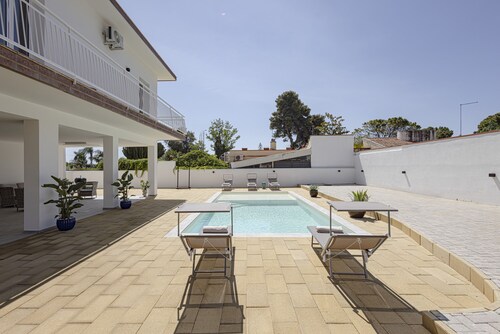 Come and experience the relaxation of our villa, located 200 meters from the sea