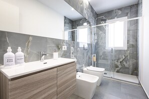 Hair dryer, bidet, towels, soap - Come and experience the relaxation of our villa, located 200 meters from the sea (Fontane Bianche)