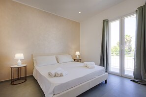 4 bedrooms, iron/ironing board, travel cot, free WiFi - Come and experience the relaxation of our villa, located 200 meters from the sea (Fontane Bianche)