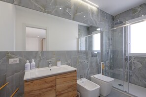 Haartrockner, Bidet, Handtücher, Seife