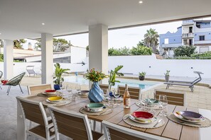 Outdoor dining - Come and experience the relaxation of our villa, located 200 meters from the sea (Fontane Bianche)