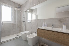 Hårføner, bidé, håndklær og såpe