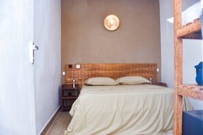 Iron/ironing board, Internet, bed sheets