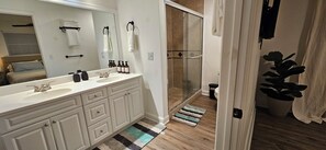 Douche, sèche-cheveux, serviettes fournies, savon