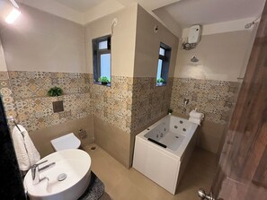Regadera, amenidades de baño gratuitas, toallas, jabón 