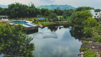 Una piscina al aire libre