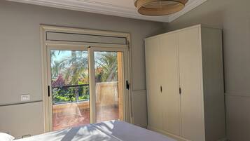 6 bedrooms, desk, iron/ironing board, free WiFi