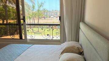 6 bedrooms, desk, iron/ironing board, free WiFi