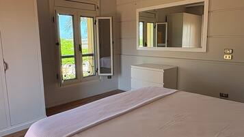 6 bedrooms, desk, iron/ironing board, free WiFi