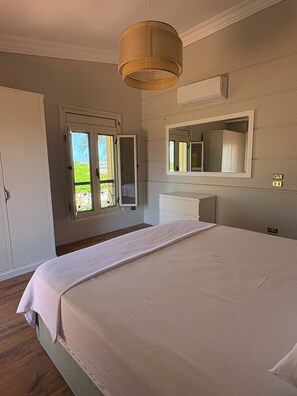 6 bedrooms, desk, iron/ironing board, free WiFi