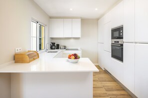 Private kitchen - Modern Apartment With sea Views, Terrace (Lagoa)