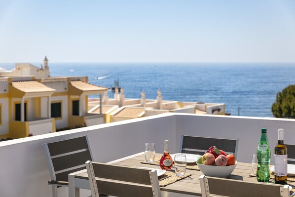 Outdoor dining - Modern Apartment With sea Views, Terrace (Lagoa)
