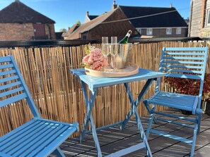 Outdoor dining - The Mews Pet-Friendly + Parking (West Sussex)