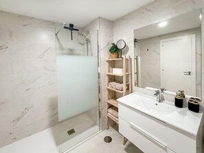 Douche, sèche-cheveux, serviettes fournies