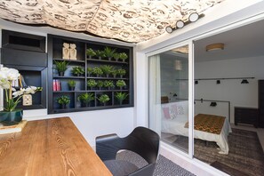 1 Schlafzimmer, Schreibtisch, Bügeleisen/Bügelbrett