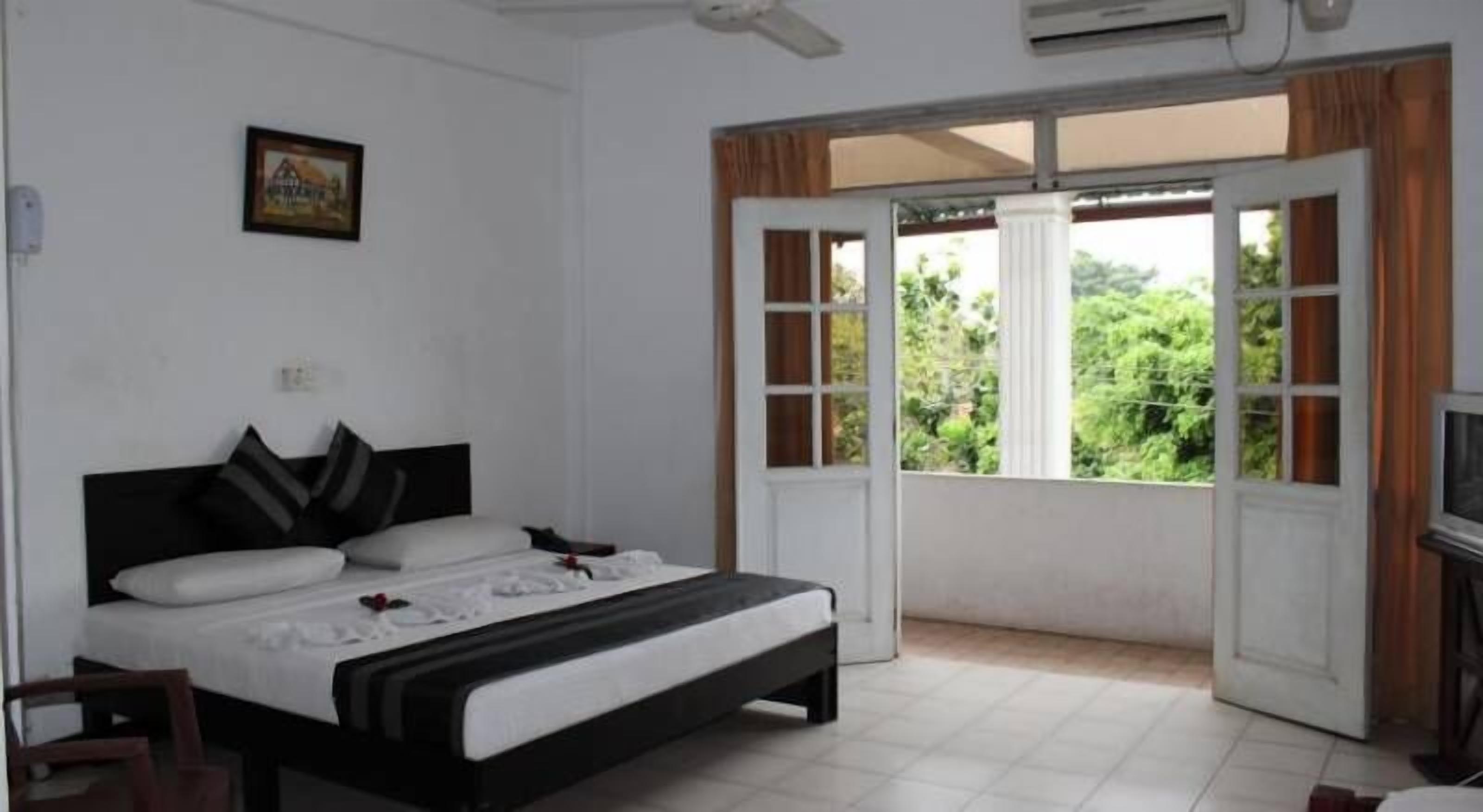 Ein Schlafzimmer mit Bett, Fenster und Klimaanlage.