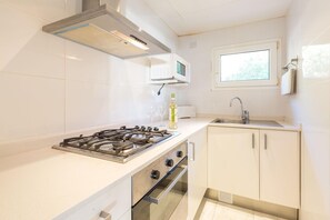 冷蔵庫、調理器具と食器