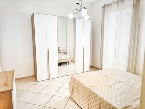 2 bedrooms, iron/ironing board, Internet, bed sheets