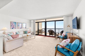 Smart TV, futbolito, mesa de ping pong