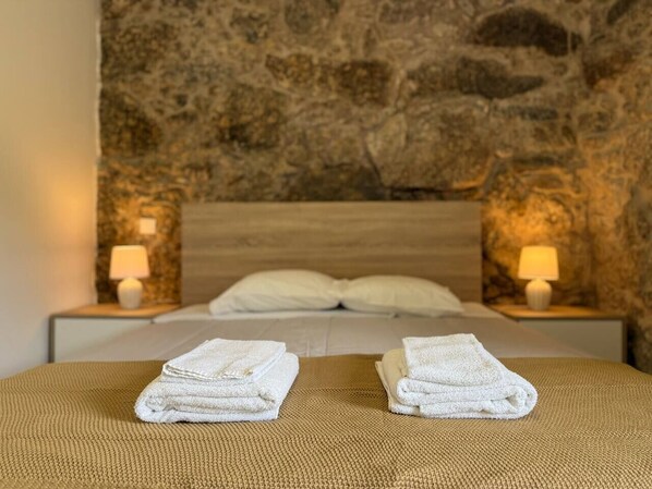 6 bedrooms, travel crib, WiFi, bed sheets