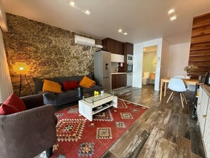 TV, fireplace
