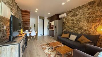 Una televisión, una chimenea