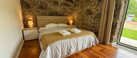 6 bedrooms, travel crib, WiFi, bed sheets