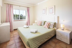 3 habitaciones, tabla de planchar con plancha y acceso a internet