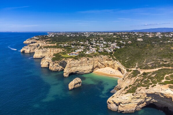 A coastal town with rocky cliffs, clear blue sea, and a sandy beach. - Apartment with beautiful terrace, sea-views (Benagil)