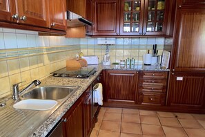 Refrigerador, microondas, horno, placa de cocina