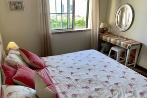 2 quartos, ferros/tábuas de passar roupa, Wi-Fi de cortesia