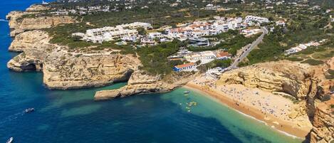 Una spiaggia nelle vicinanze