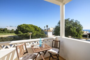 Outdoor dining - Seaside apartment in Benagil with terrace (Benagil)