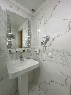 Classic dubbelrum eller tvåbäddsrum - utsikt mot trädgården | Badrum | Dusch, hårtork, tofflor och handdukar