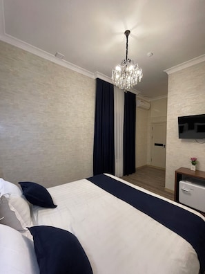 Classic Double or Twin Room, Garden View | In-room safe, laptop workspace, blackout drapes, free WiFi