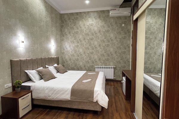 Caja de seguridad en la habitación y espacio para trabajar con laptop