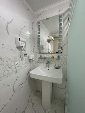 Economy-Doppel- oder -Zweibettzimmer | Badezimmer