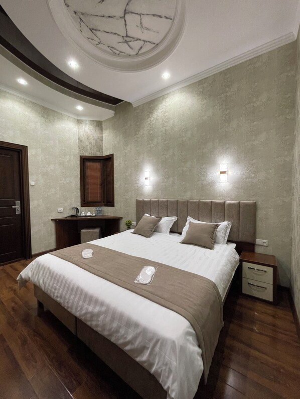 Economy dubbelrum eller tvåbäddsrum | Värdeförvaringsskåp på rummet och arbetsyta för laptop