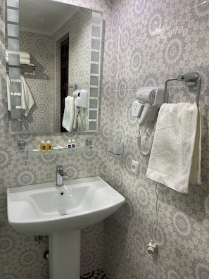 Economy-Doppel- oder -Zweibettzimmer | Badezimmer | Dusche, Haartrockner, Hausschuhe, Handtücher