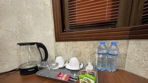 خزنة داخل الغرفة ومساحة عمل للكمبيوتر المحمول وستائر تعتيم