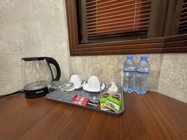 Economy dubbelrum eller tvåbäddsrum | Värdeförvaringsskåp på rummet och arbetsyta för laptop