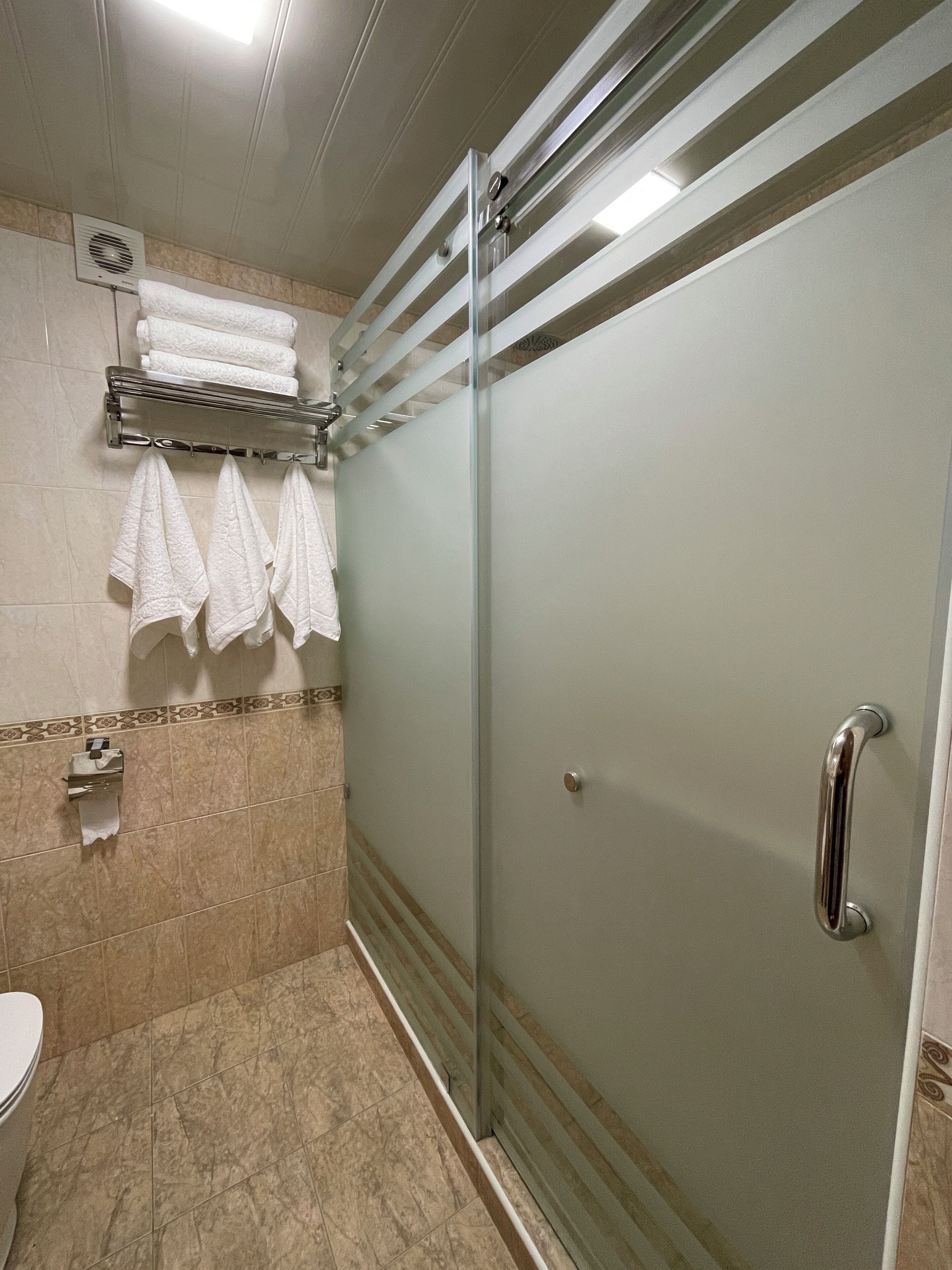 Tripla Deluxe, vista giardino | Bagno | Doccia, asciugacapelli, pantofole, asciugamani