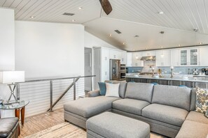 Smart TV, ping pong - Brand New! Steps to Beach, Private Pool and Hot Tub, Putt-Putt, Fenced Yard, $300 in Free Tickets! (St. Augustine)