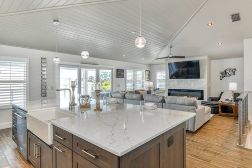 Brand New! Steps to Beach, Private Pool and Hot Tub, Putt-Putt, Fenced Yard, $300 in Free Tickets!