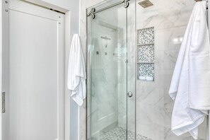 Regadera, secadora de cabello, bidet, toallas 
