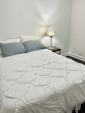 3 bedrooms, iron/ironing board, WiFi, bed sheets - A little 5 Stars Living in Oshawa just second to 401, minute to Oshawa Mall. (Oshawa)