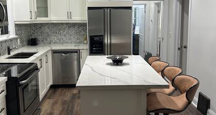 A little 5 Stars Living in Oshawa just second to 401, minute to Oshawa Mall.