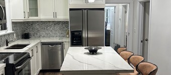 A little 5 Stars Living in Oshawa just second to 401, minute to Oshawa Mall.