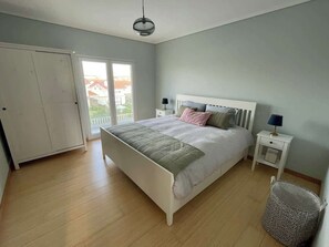 3 bedrooms, iron/ironing board, WiFi, bed sheets - Beachfront 3BR Apt Costa Nova (Gafanha da Encarnação)