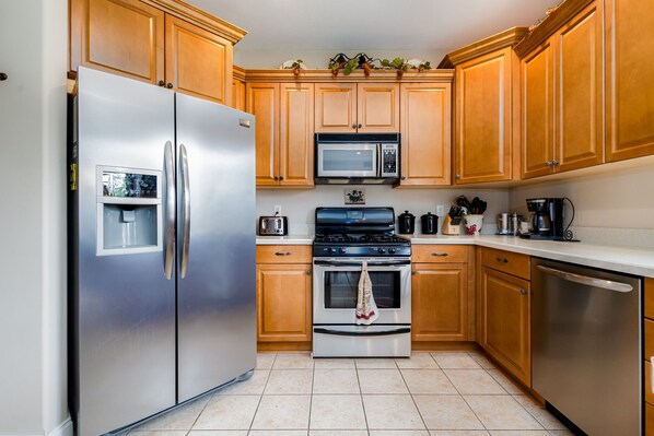 Kühlschrank, Mikrowelle, Ofen, Herdplatte